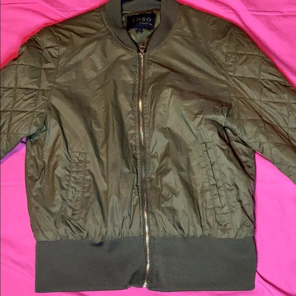 A jacket - Picture 3 of 4